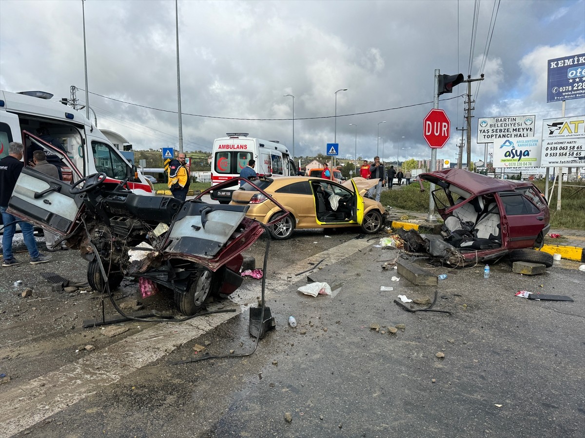 Bartın'da iki otomobilin çarpışması sonucu 1'i çocuk 6 kişi yaralandı.