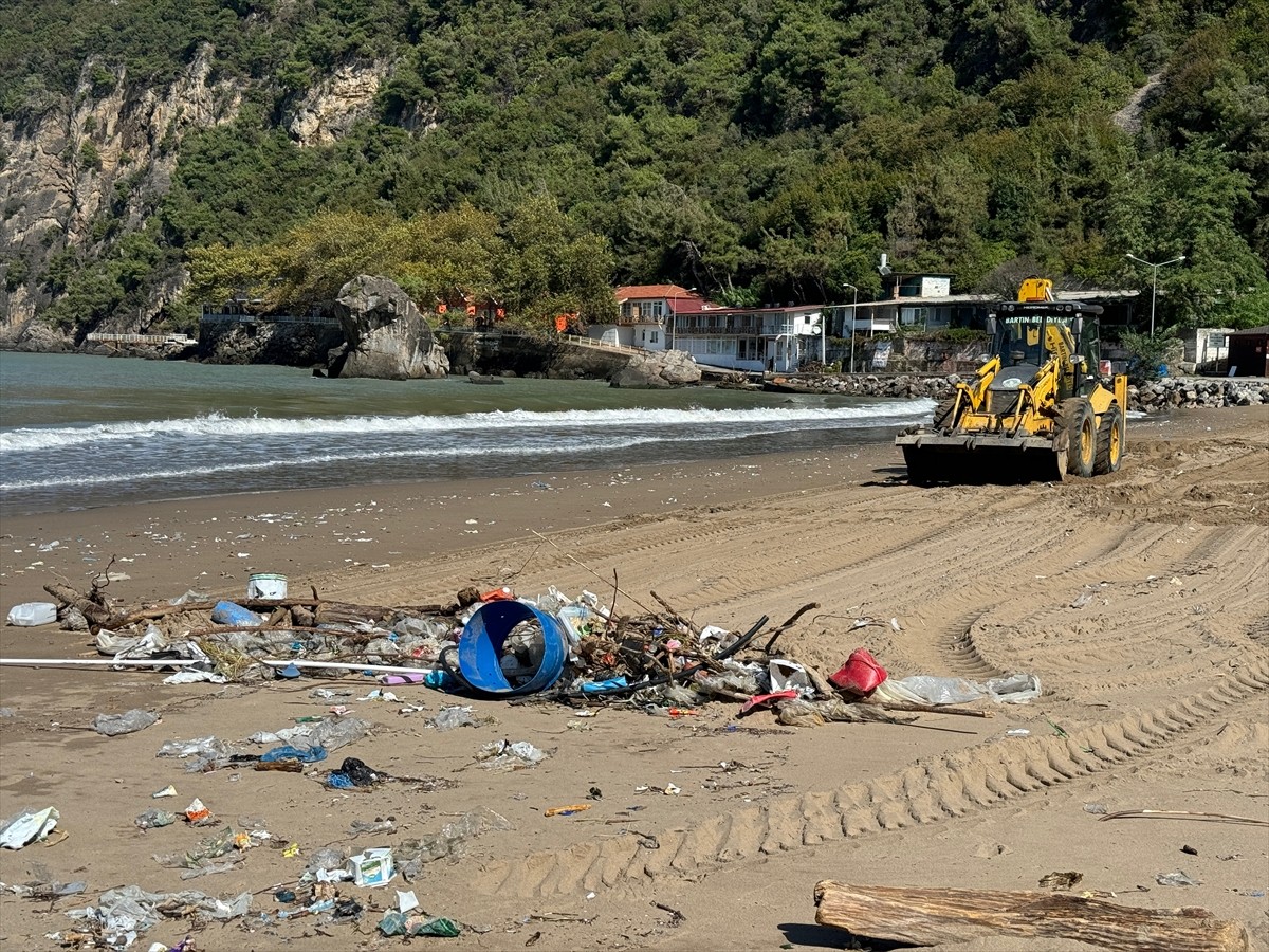 Sağanağın etkisiyle Bartın Irmağı'nın denize sürüklediği ve İnkumu sahilinde kirliliğe neden olan...