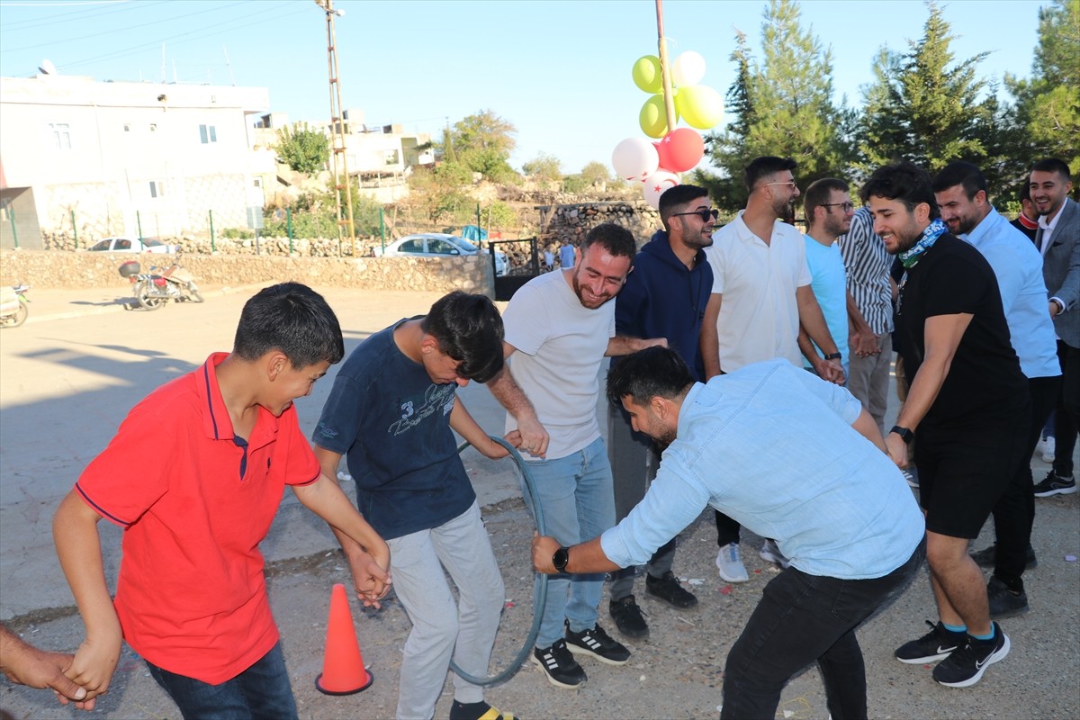 Batman'da bir araya gelen gönüllü öğretmenler ve memurlar, köylerde yaşayan çocukları...