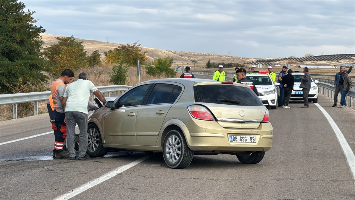 Bayburt'ta cip ile otomobilin çarpışması sonucu 2 kişi yaralandı.