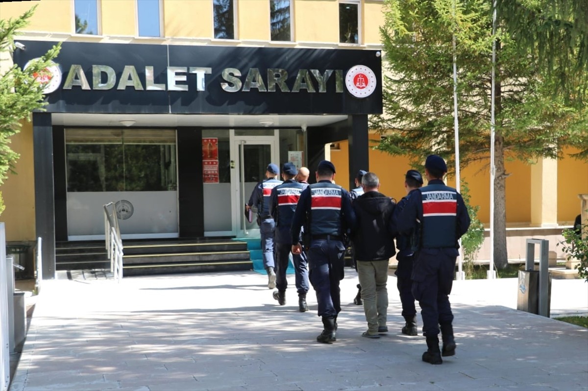 Bayburt'ta jandarma ekiplerince düzenlenen uyuşturucu operasyonunda gözaltına alınan 3 şüpheli...