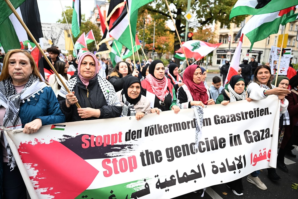 Almanya'nın başkenti Berlin'de İsrail'in Gazze'ye saldırıları, düzenlenen bir yürüyüşle protesto...