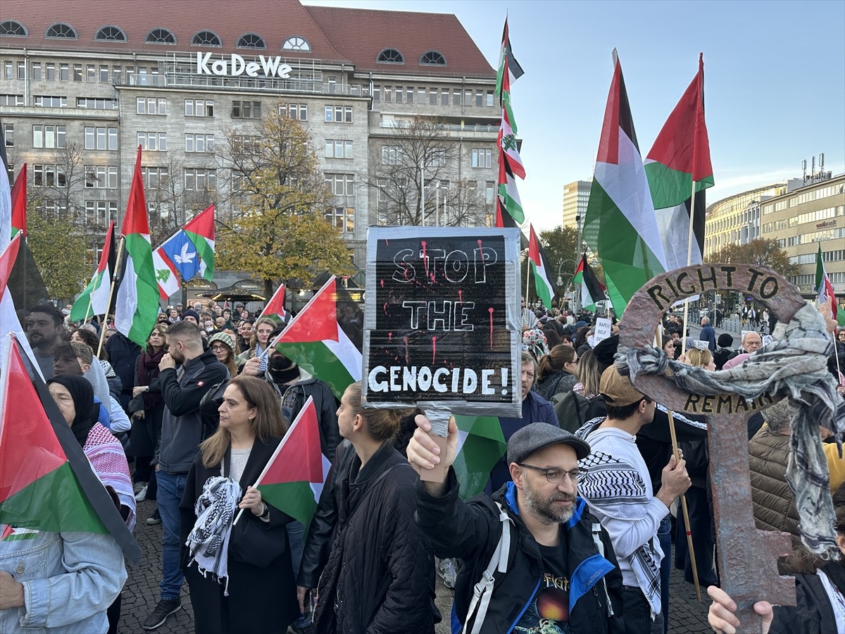 Almanya'nın başkenti Berlin'de Wittenbergplatz metro istasyonun yanındaki meydanda 