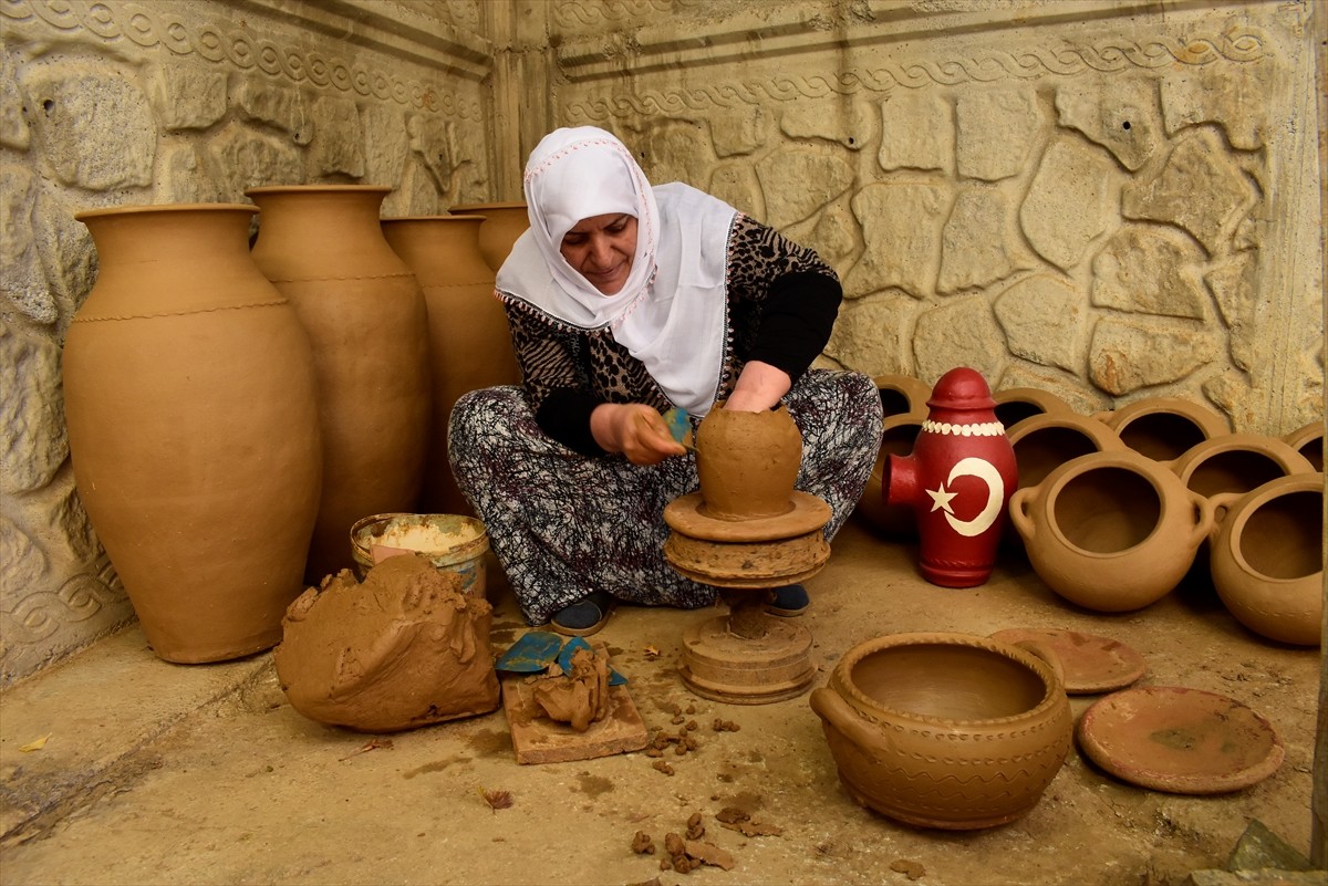 Bitlis'in Mutki ilçesine bağlı Kavakbaşı beldesinde yıllardır çömlek, testi, süs eşyası gibi...