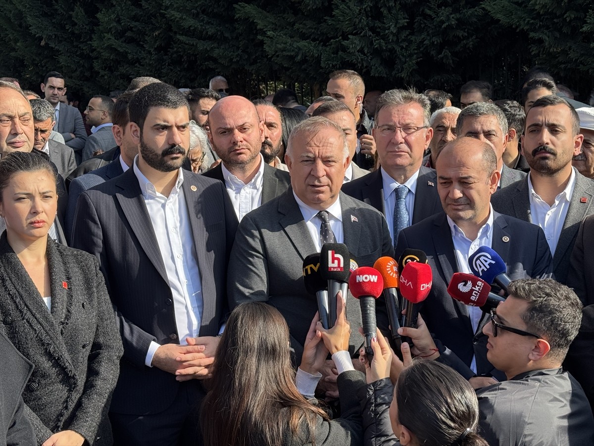 CHP Genel Başkan Yardımcısı Gökhan Zeybek (fotoğrafta), Esenyurt Belediye Başkanı Ahmet Özer'in...