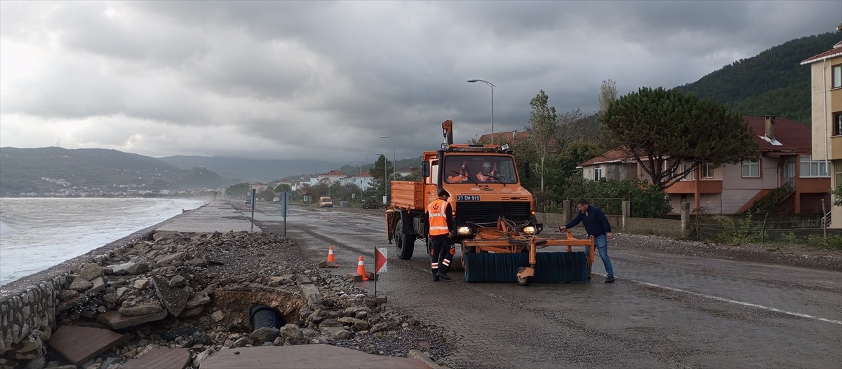 Kastamonu'nun Karadeniz sahilindeki ilçesi Cide'de oluşan dalgalar, sahildeki yürüyüş yoluna zarar...