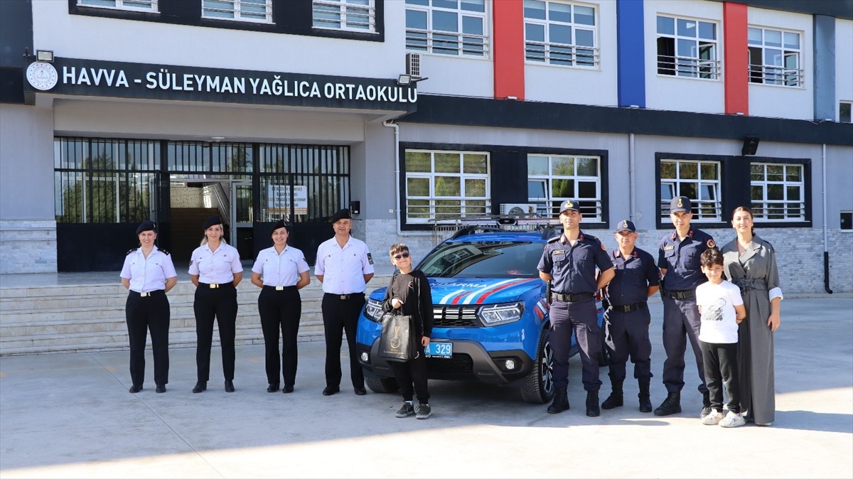 Denizli'de jandarma ekipleri, şehit askerin çocuğu Sarper Beki'ye sürpriz doğum günü...