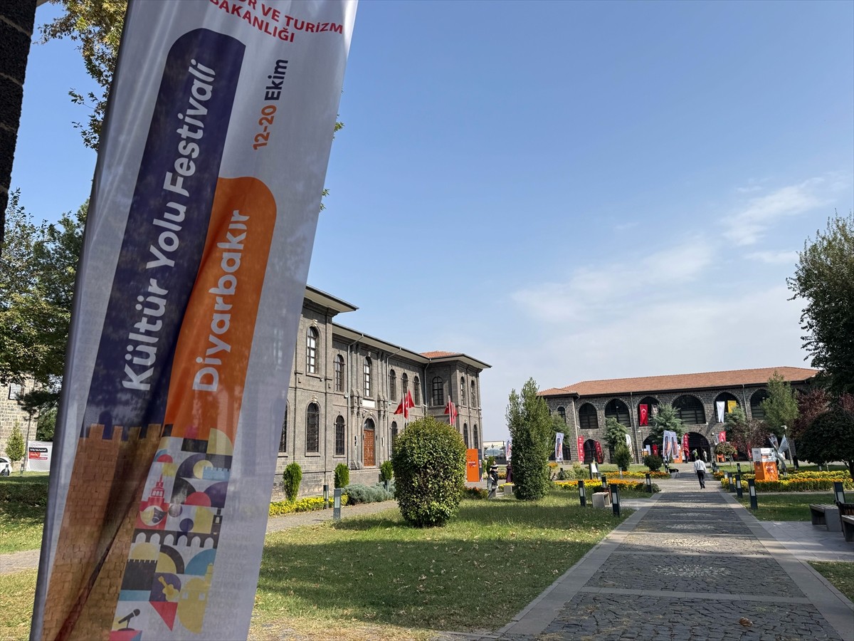 Diyarbakır Kültür Yolu Festivali, kültür ve sanat etkinlikleriyle devam ediyor. Kültür ve Turizm...