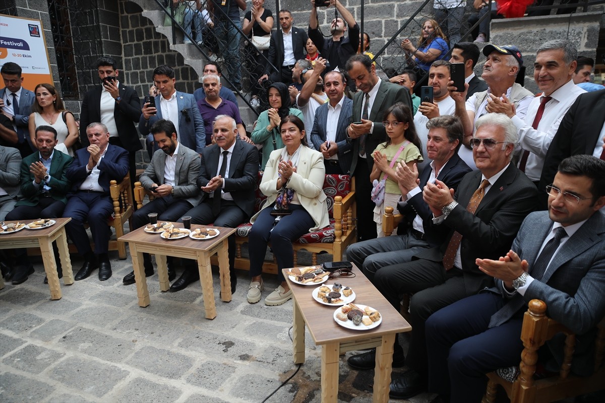 Diyarbakır Kültür Yolu Festivali kapsamında sanat yaşamında 50 yılı geride bırakan sanatçı Bedri...