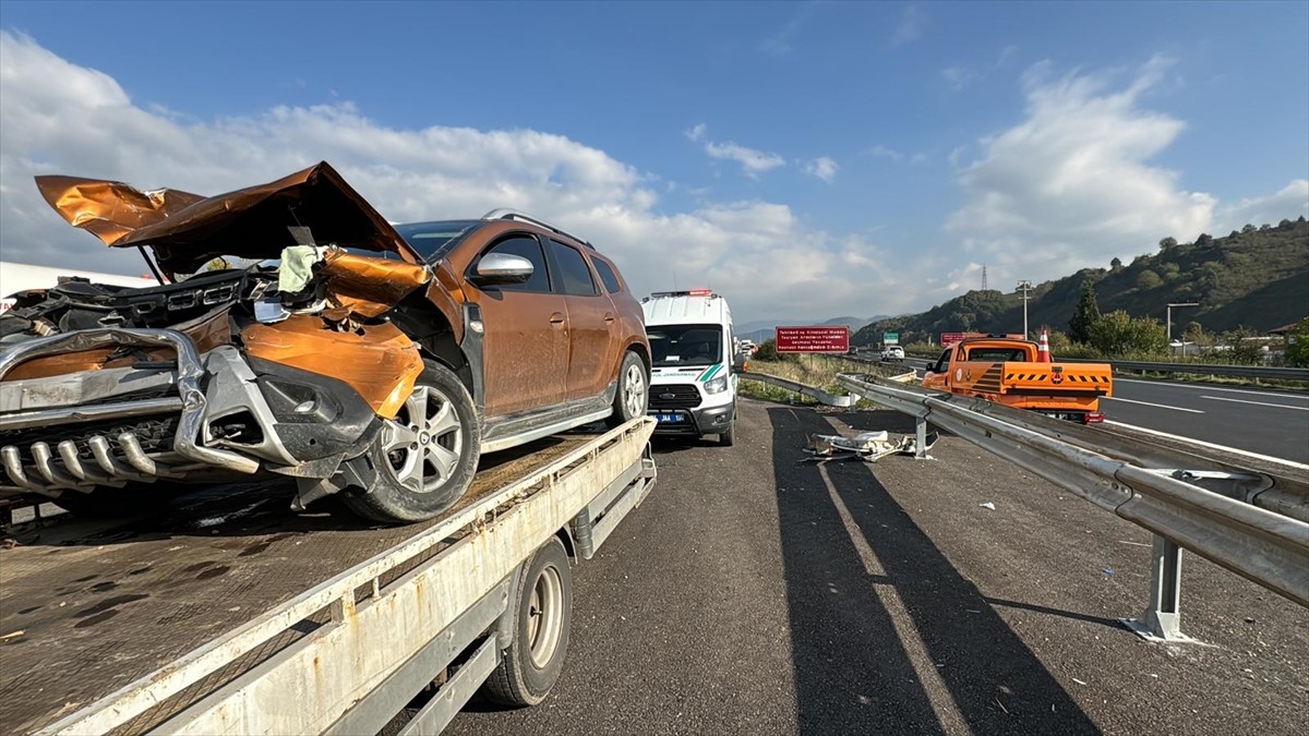 Anadolu Otoyolu'nun Düzce kesiminde 3 aracın karıştığı zincirleme trafik kazasında 4 kişi...