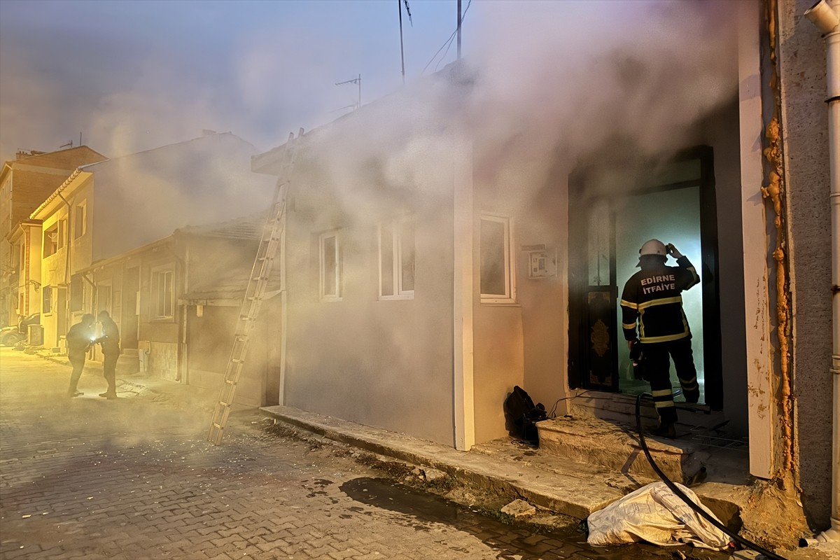 Edirne'de ailesiyle yaşadığı evi ateşe veren kişi polise teslim oldu. İtfaiye ekiplerince...