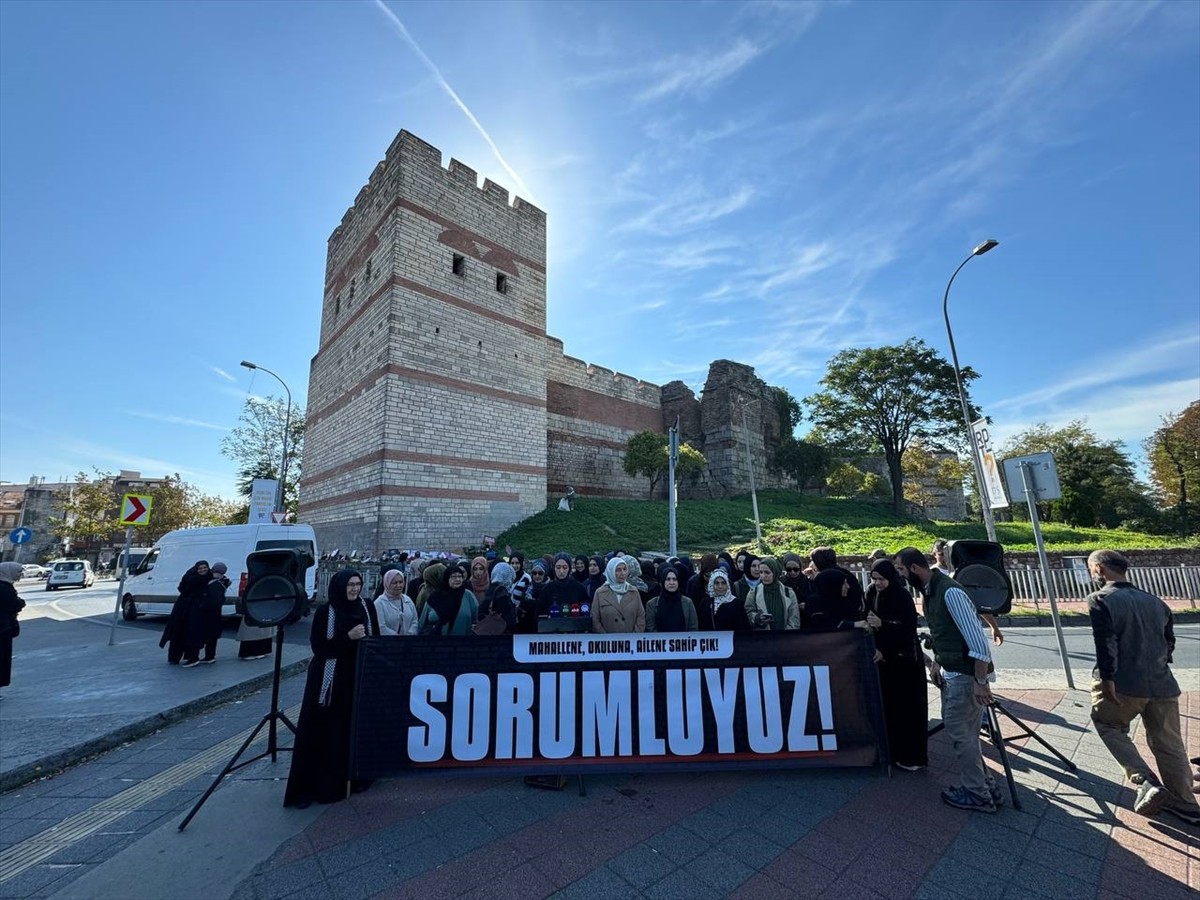 İstanbul'da bir araya gelen çok sayıda sivil toplum kuruluşu üyesi kadın, İkbal Uzuner ile Ayşenur...