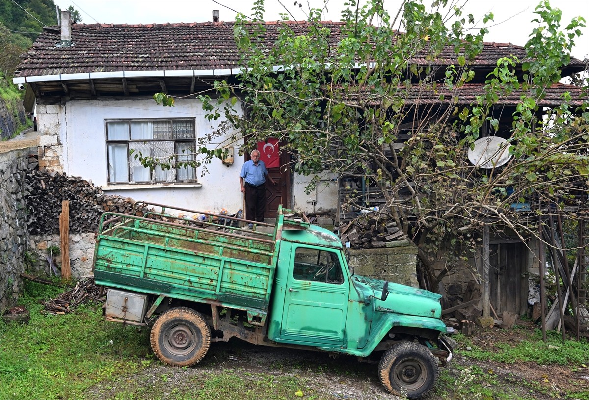 Trabzon'un Sürmene ilçesinde yaşayan 83 yaşındaki Dursun Hakkı Sofuoğlu, 65 yıl önce satın aldığı...