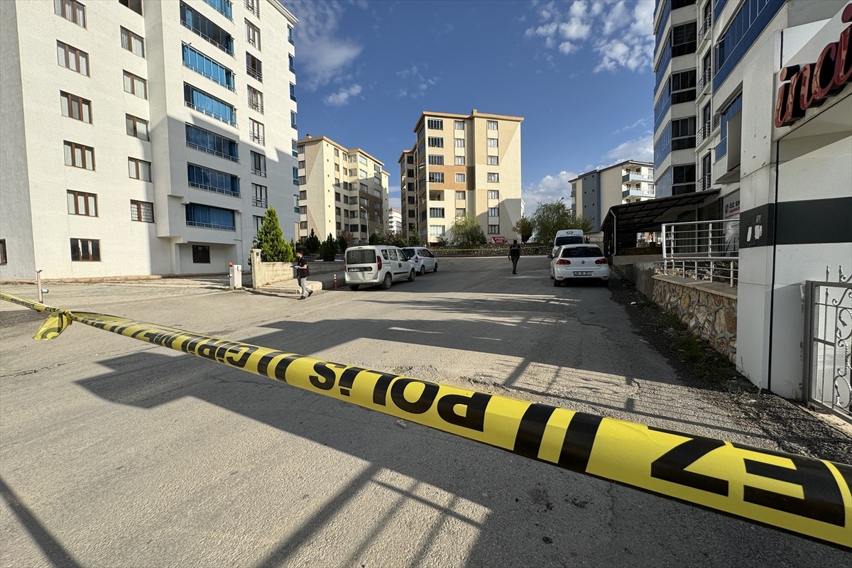 Elazığ'da iki grup arasında çıkan kavgada 3 kişi yaralandı. Olay yerinde polis ekipleri inceleme...