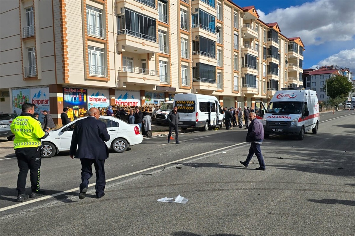 Elazığ'ın Karakoçan ilçesinde minibüs ile otomobilin çarpışması sonucu 3 kişi yaralandı....