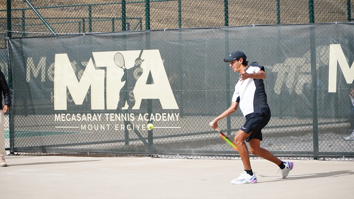 Erciyes'te gerçekleştirilen ITF Uluslararası Tenis Turnuvası, 2 bin 300 rakıma kurulan kortlarda...