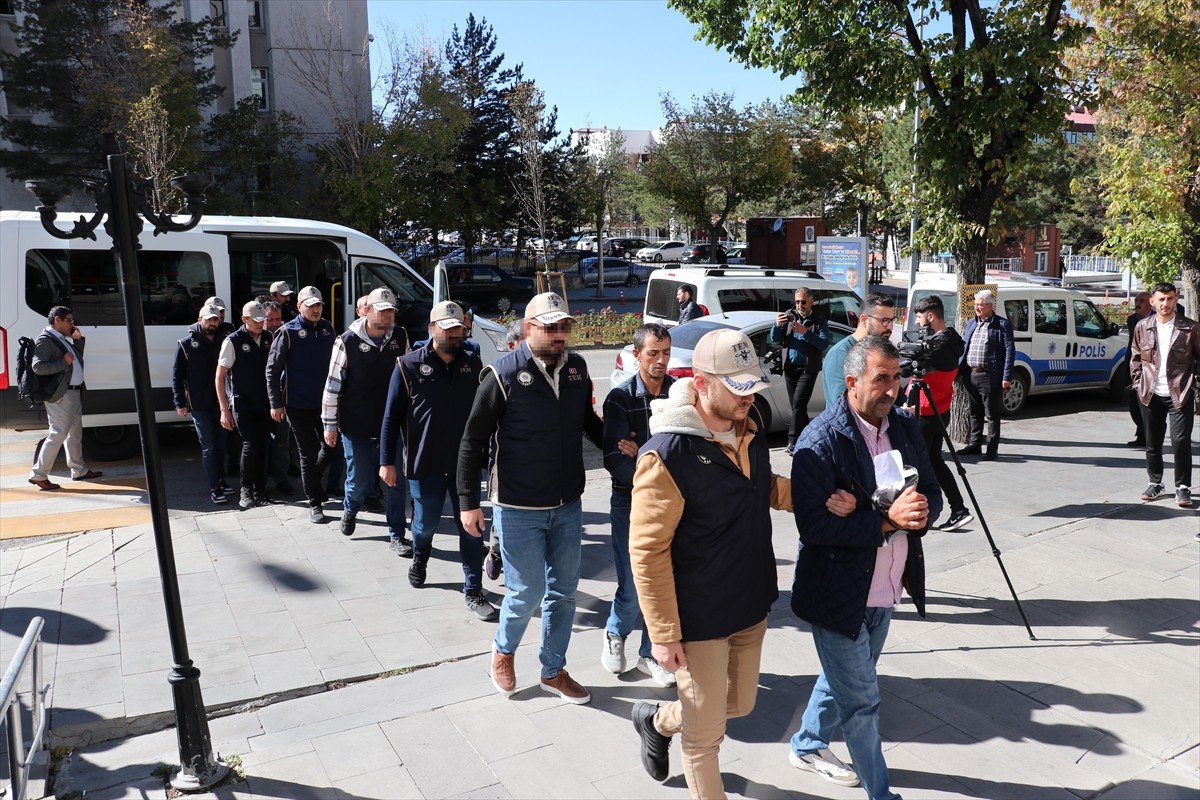 Erzurum merkezli İstanbul, Tekirdağ, Mersin, Aydın ve Eskişehir'de belirlenen adreslere düzenlenen...