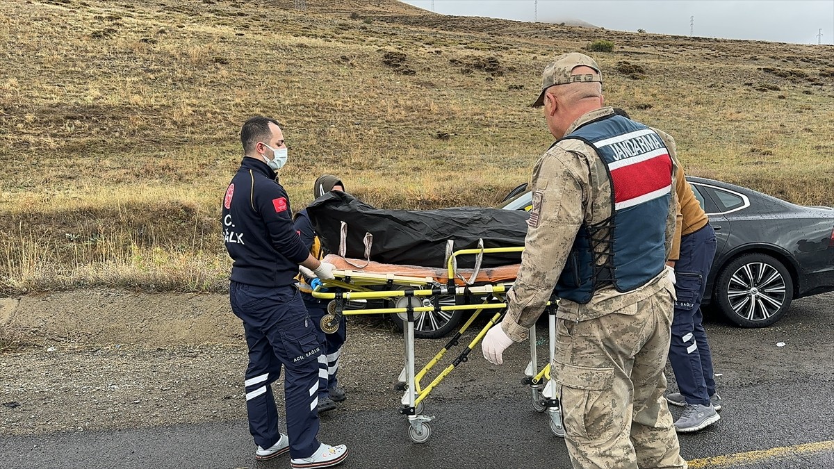 Erzurum'da yol kenarında park halindeki otomobilde başından silahla vurulmuş erkek cesedi bulundu....