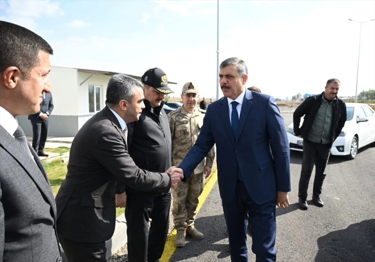 Türkiye'de hayvan hastalıklarıyla mücadele kapsamında ilk kez Erzurum'da kurulan Veteriner Yol...