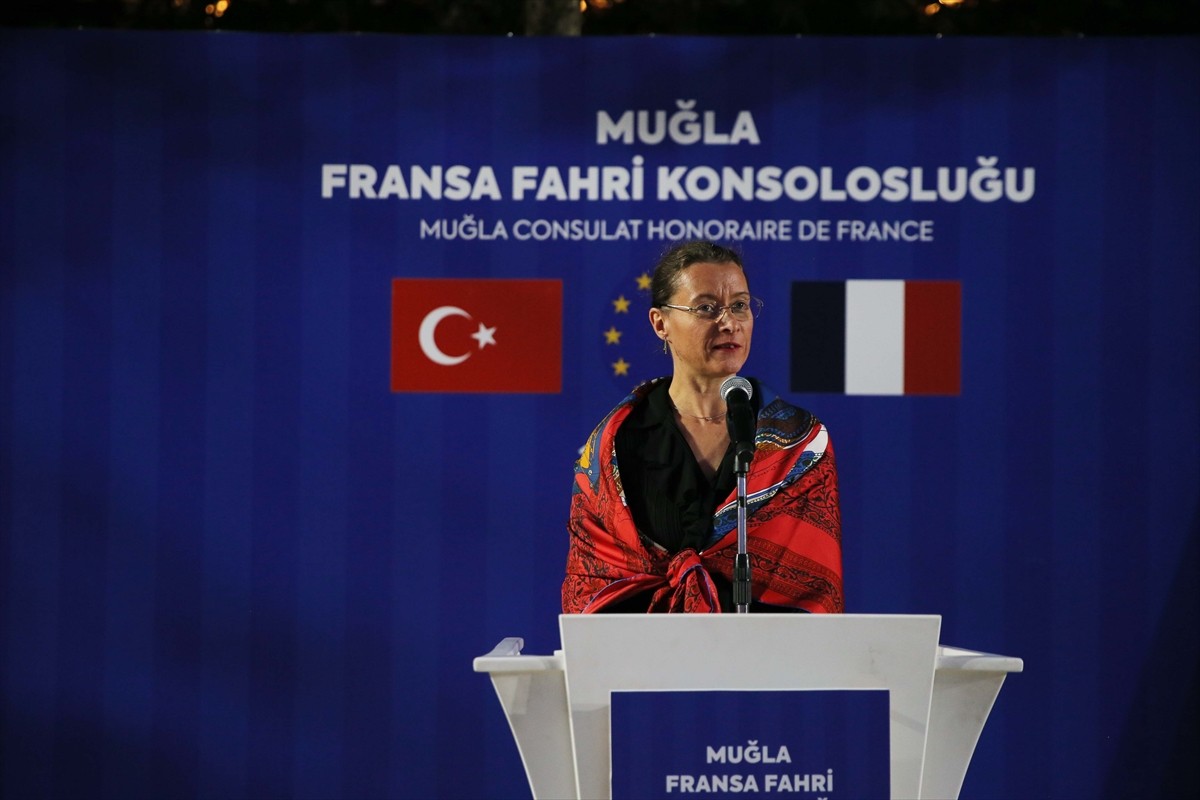 
Fransa'nın Muğla Fahri Konsolosluğu, düzenlenen törenle Fidel Berber'e (sağda) verildi.
Muğla...