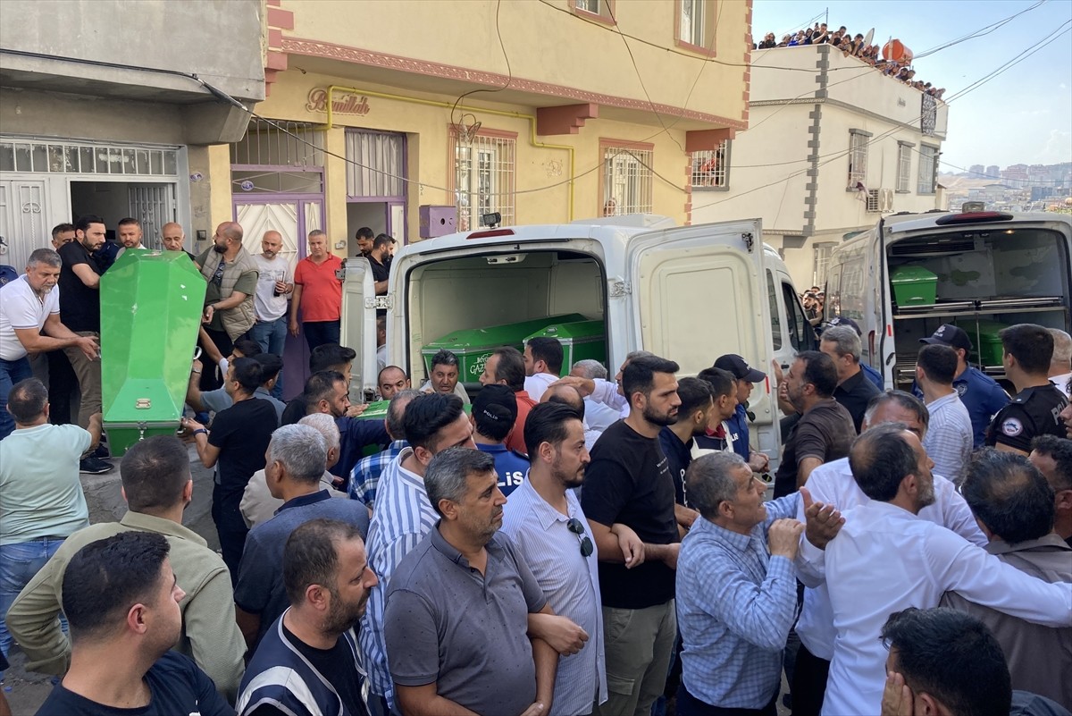 Gaziantep'te bir baba, eşini ve 4 çocuğunu öldürdükten sonra intihar etti. Olay yerine çok sayıda...