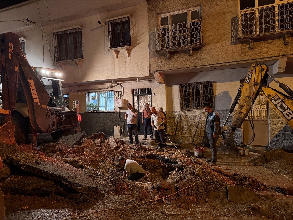 Gaziantep'in Şehitkamil ilçesinde alt yapı çalışması sırasında doğal gaz borusu delindi. Ekipler...