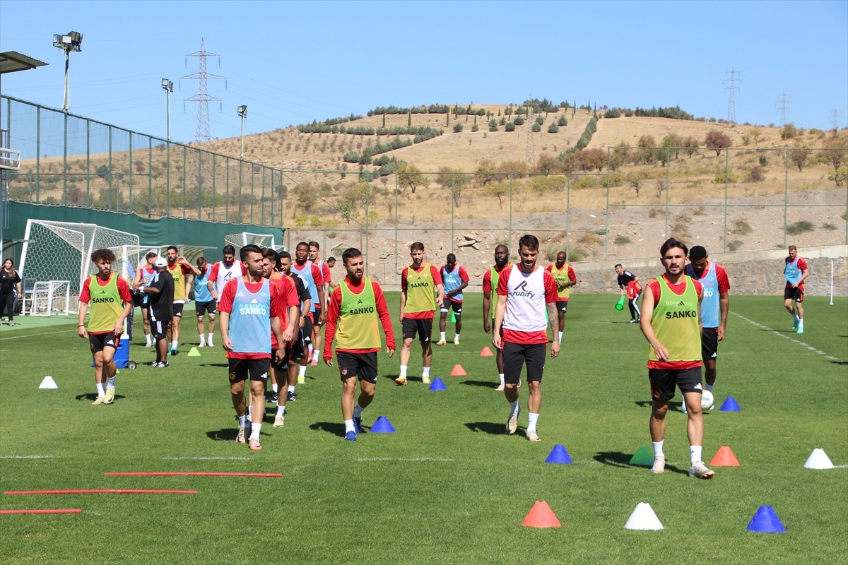 Gaziantep FK Teknik Direktörü Selçuk İnan, kulüp tesislerindeki antrenmandan önce basın...