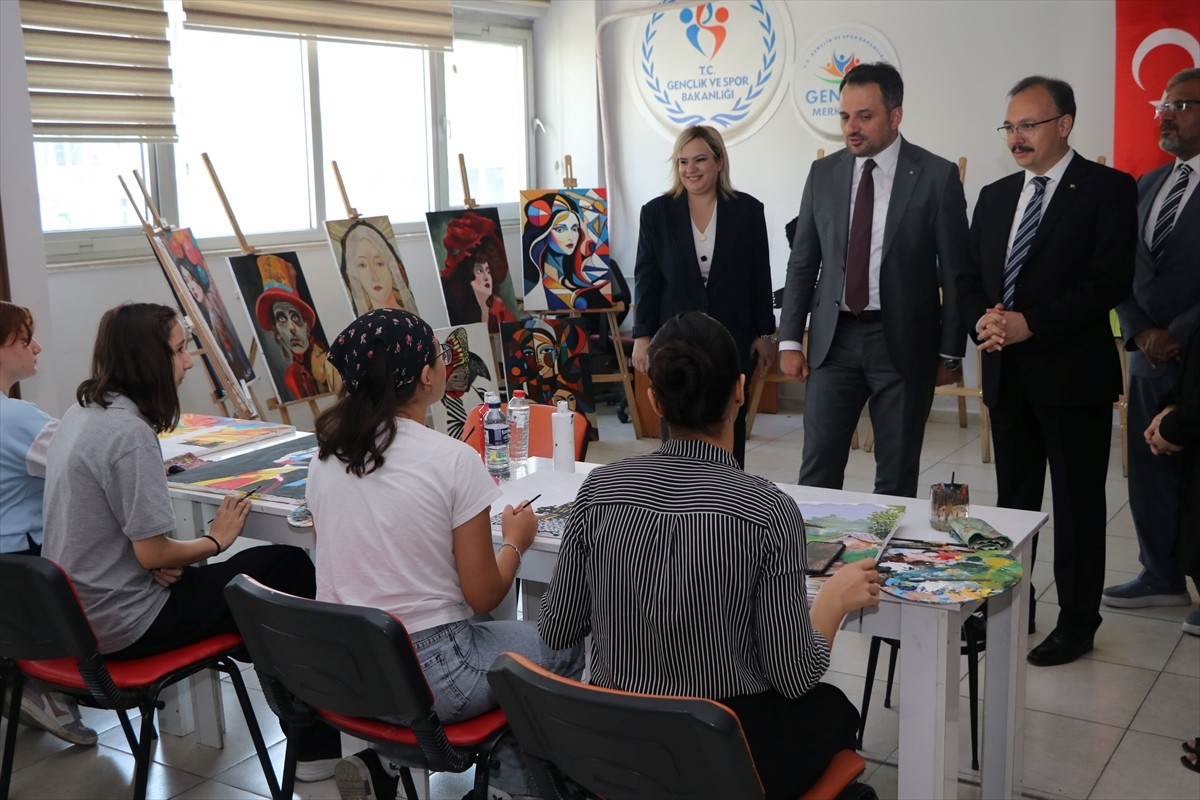 Gençlik ve Spor Bakan Yardımcısı Enes Eminoğlu (sağda), Siirt'te gençlerle bir araya geldi....