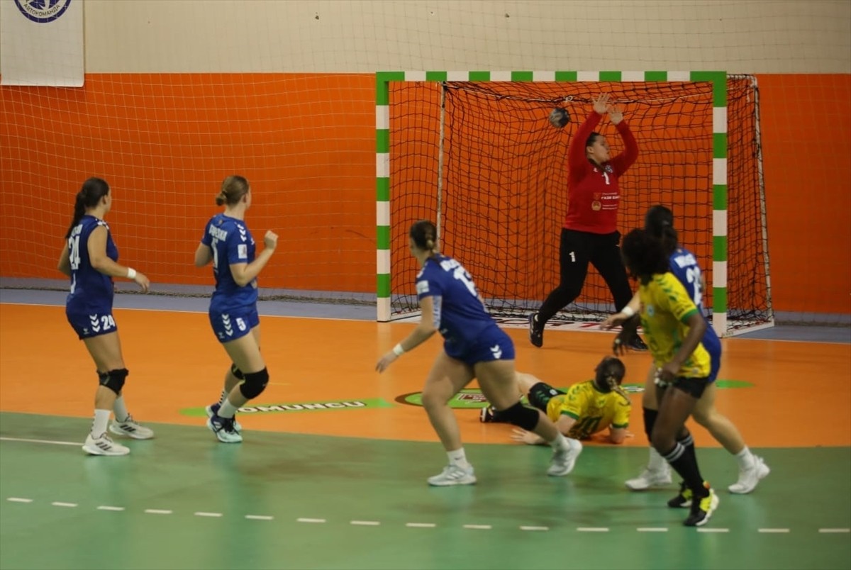 Avrupa Hentbol Federasyonu (EHF) Kadınlar Avrupa Kupası 2. tur rövanş maçında Görele Belediyespor...