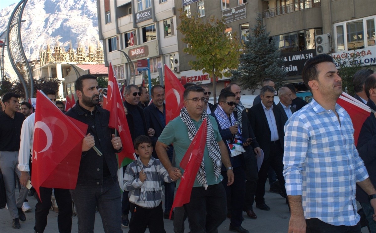 Hakkari'de İsrail'in Gazze'de 1 yıldır sürdürdüğü saldırıların protesto edilmesi ve Filistin ile...