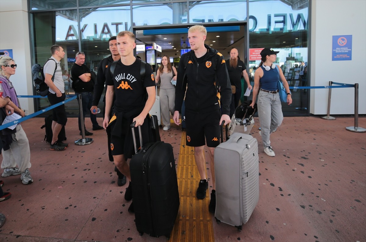 İngiltere Championship ekiplerinden Hull City, kamp yapmak üzere Antalya'ya geldi. Türk iş insanı...