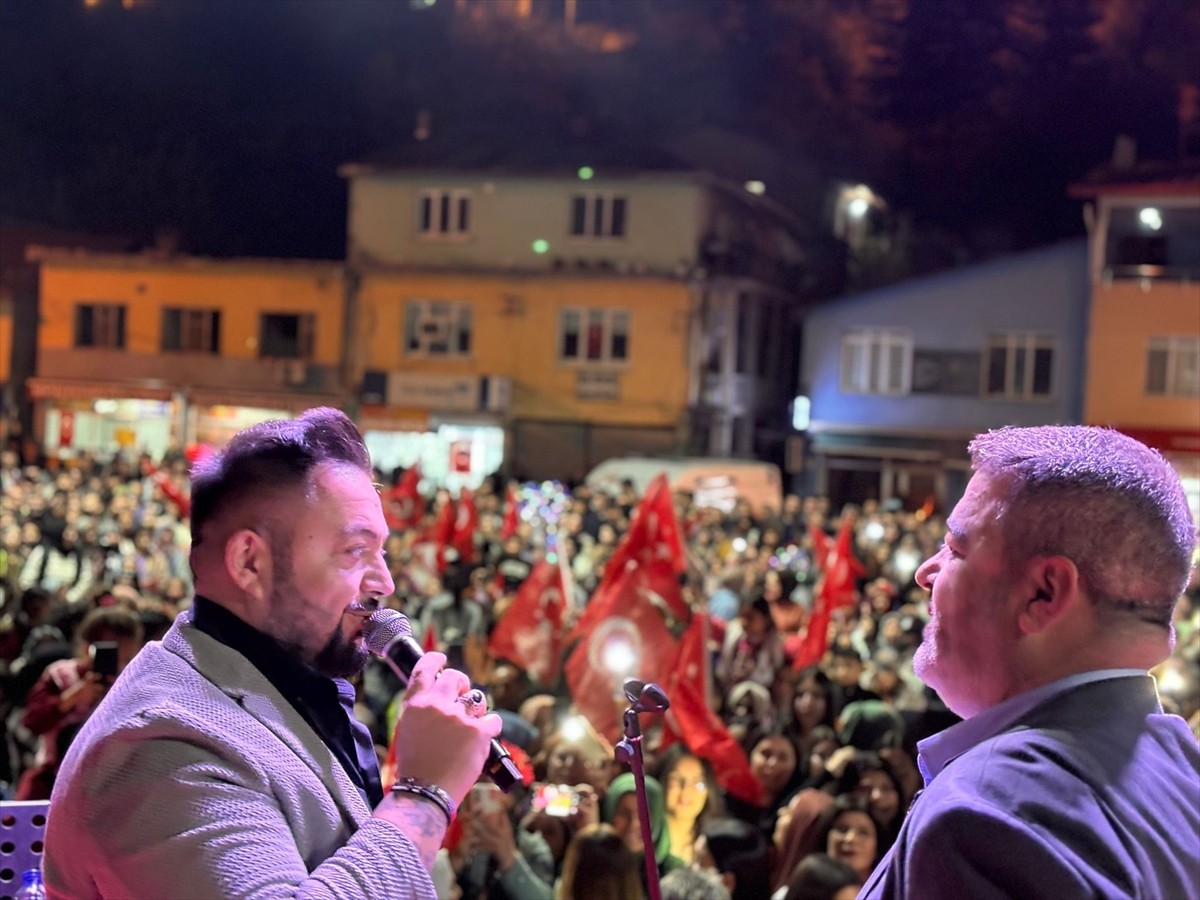 Şarkıcı Hüseyin Kağıt, 29 Ekim Cumhuriyet Bayramı kutlamaları kapsamında Adana'nın Aladağ...