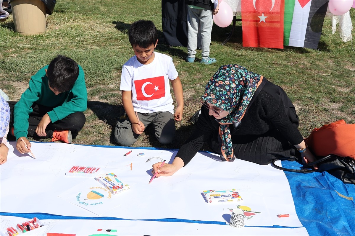 Iğdır'da İsrail’in Gazze’ye yönelik saldırılarını protesto etmek ve Gazzeli çocuklara destek olmak...