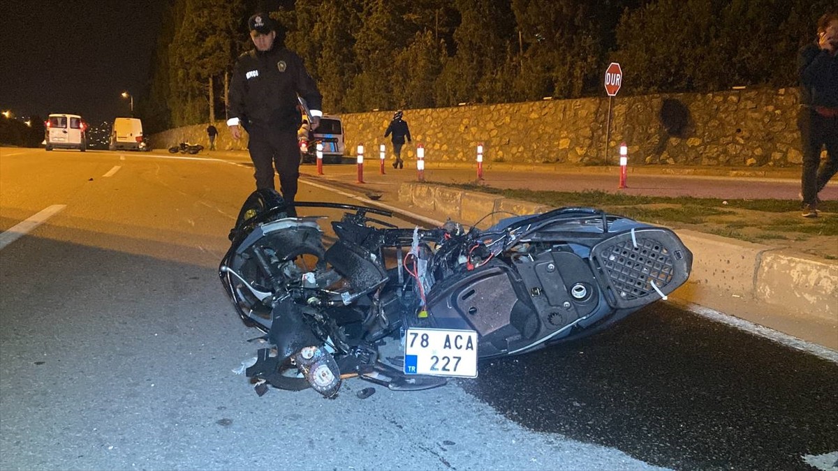 Karabük'te motosiklet ile motorlu bisikletin çarpıştığı kazada 1 kişi öldü, 2 kişi ağır...