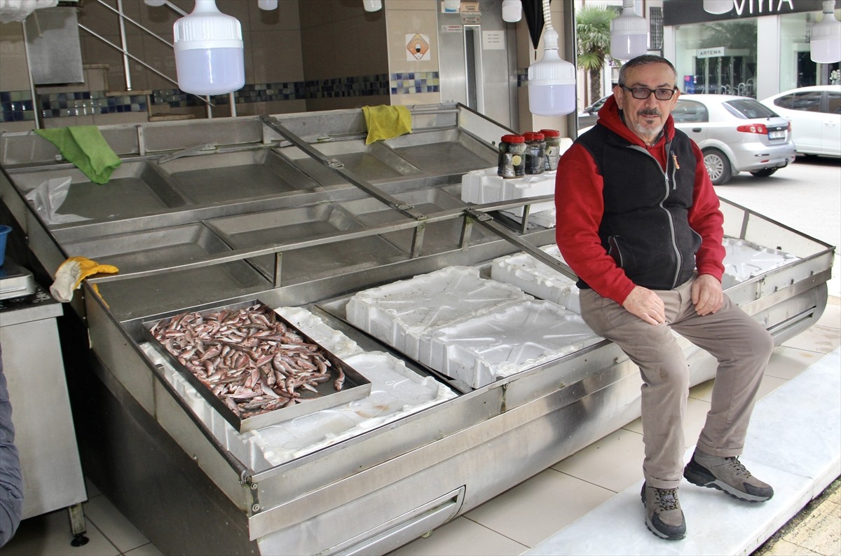 Karadeniz'de beş gündür devam eden olumsuz hava koşulları nedeniyle balık tezgahları boş kaldı....