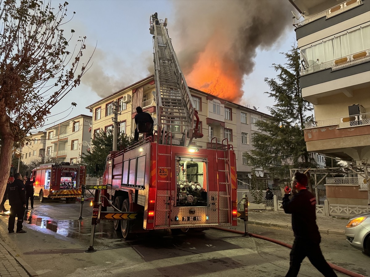 Karaman'da bir binanın çatısında çıkan yangın, itfaiye ekiplerince söndürüldü. Yangın, çatıda...