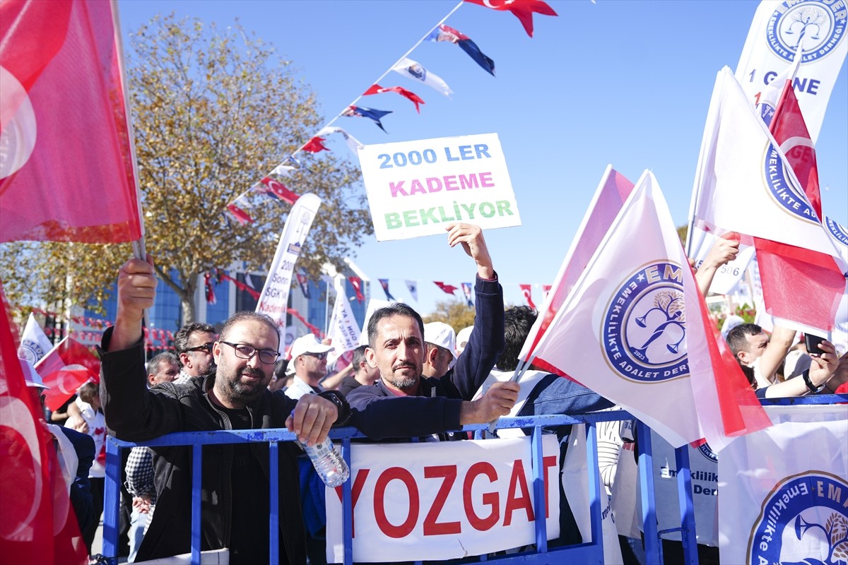 Kartal'da, Emeklilikte Adalet Derneği (EMADDER) üyeleri, 1999 sonrası sigortalı çalışanların...