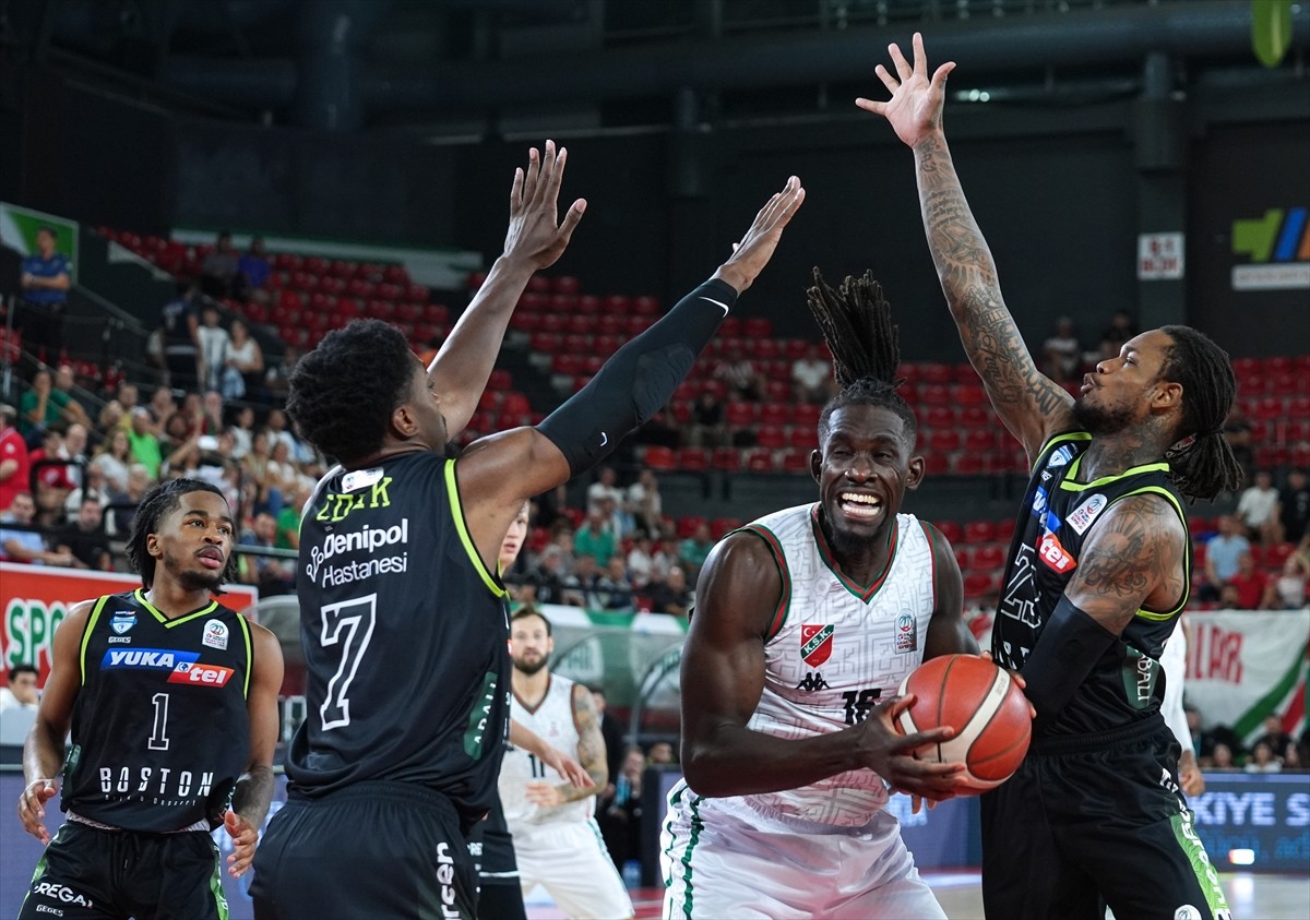 Türkiye Sigorta Basketbol Süper Lig 2. hafta mücadelesinde Karşıyaka ile Yukatel Merkezefendi...