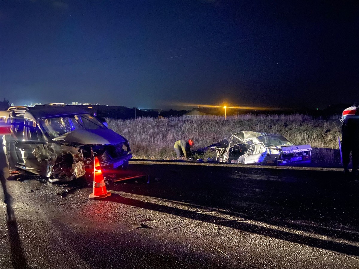 Kastamonu'da hafif ticari araç ile otomobilin çarpıştığı trafik kazasında 3 kişi...