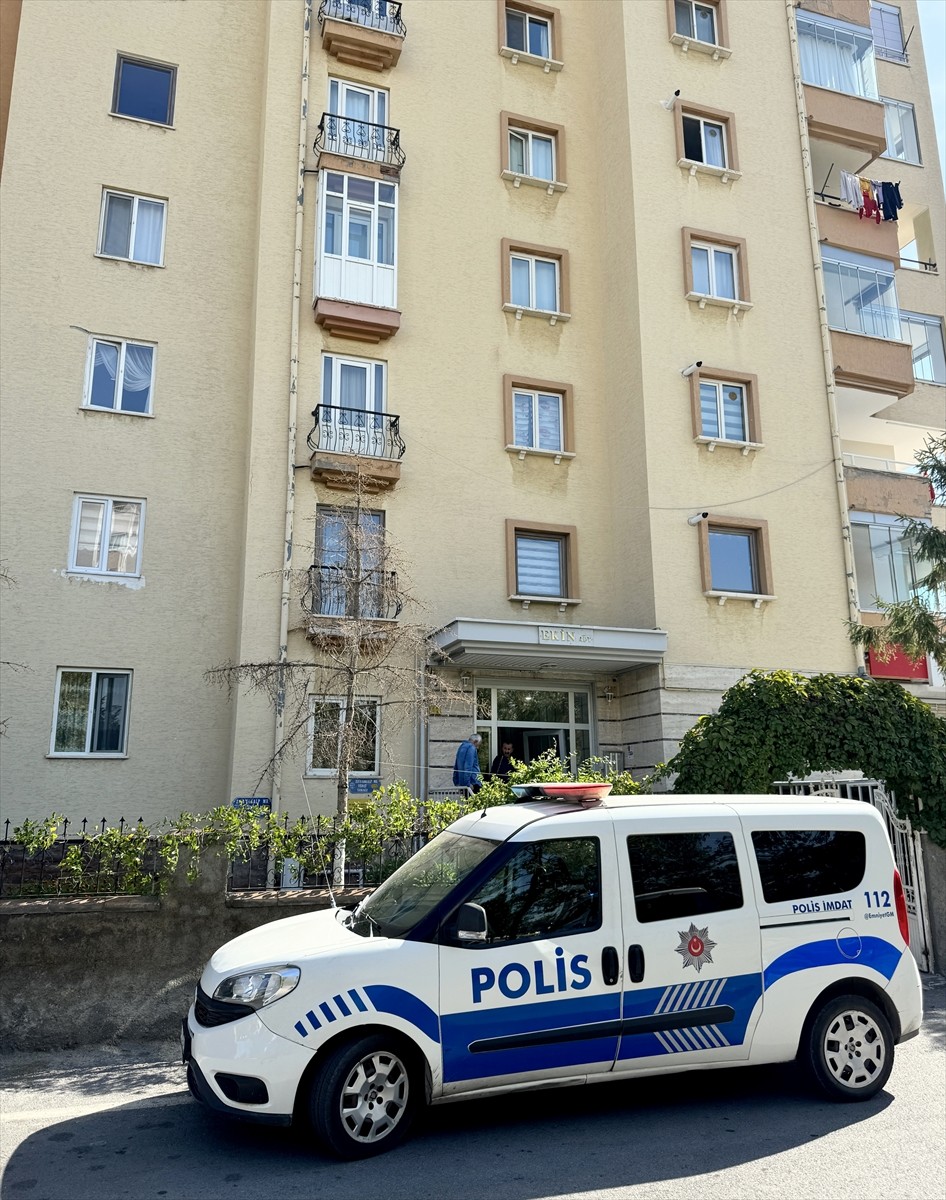 Kayseri'de hükümlü olduğu için aranan ve polisten kaçarken ikinci kattaki evinin balkonundan...