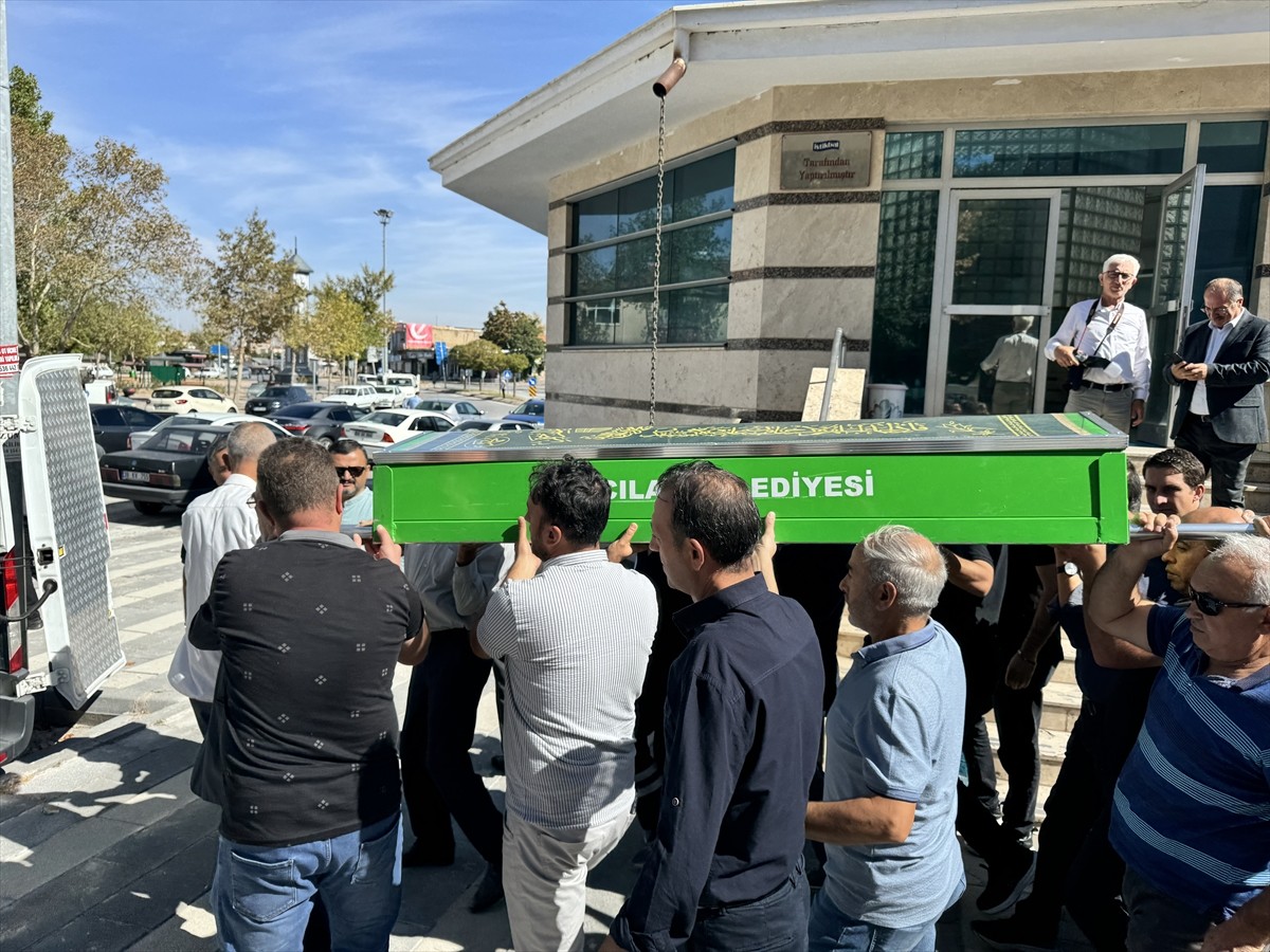 Kayseri'de trafik kazasında hayatını kaybeden 42 yaşındaki öğretmen, son yolculuğuna uğurlandı....