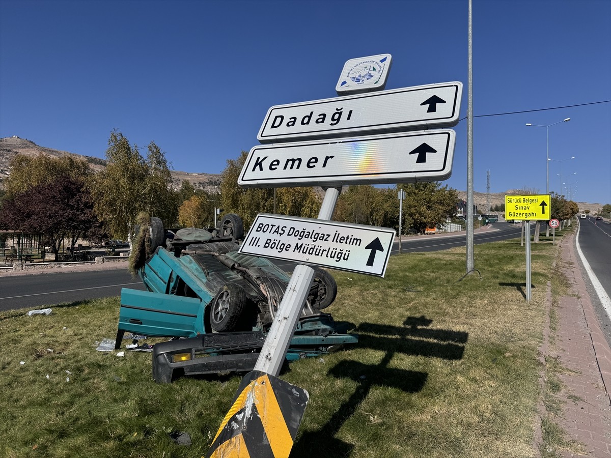 Kayseri'de otomobille tırın çarpışması sonucu aynı aileden 1'i ağır 4 kişi yaralandı.