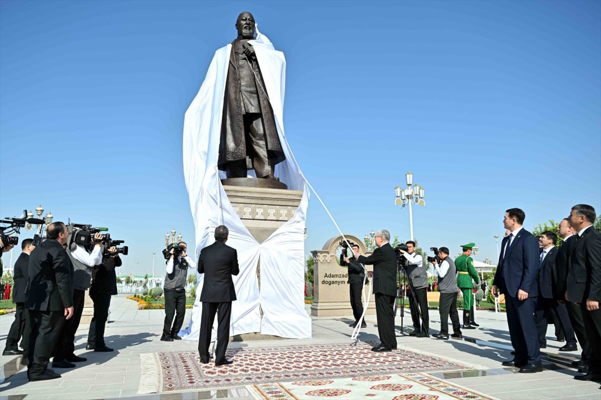 Kazakistan Cumhurbaşkanı Kasım Cömert Tokayev (solda) ile Türkmenistan Milli Lideri ve Halk...