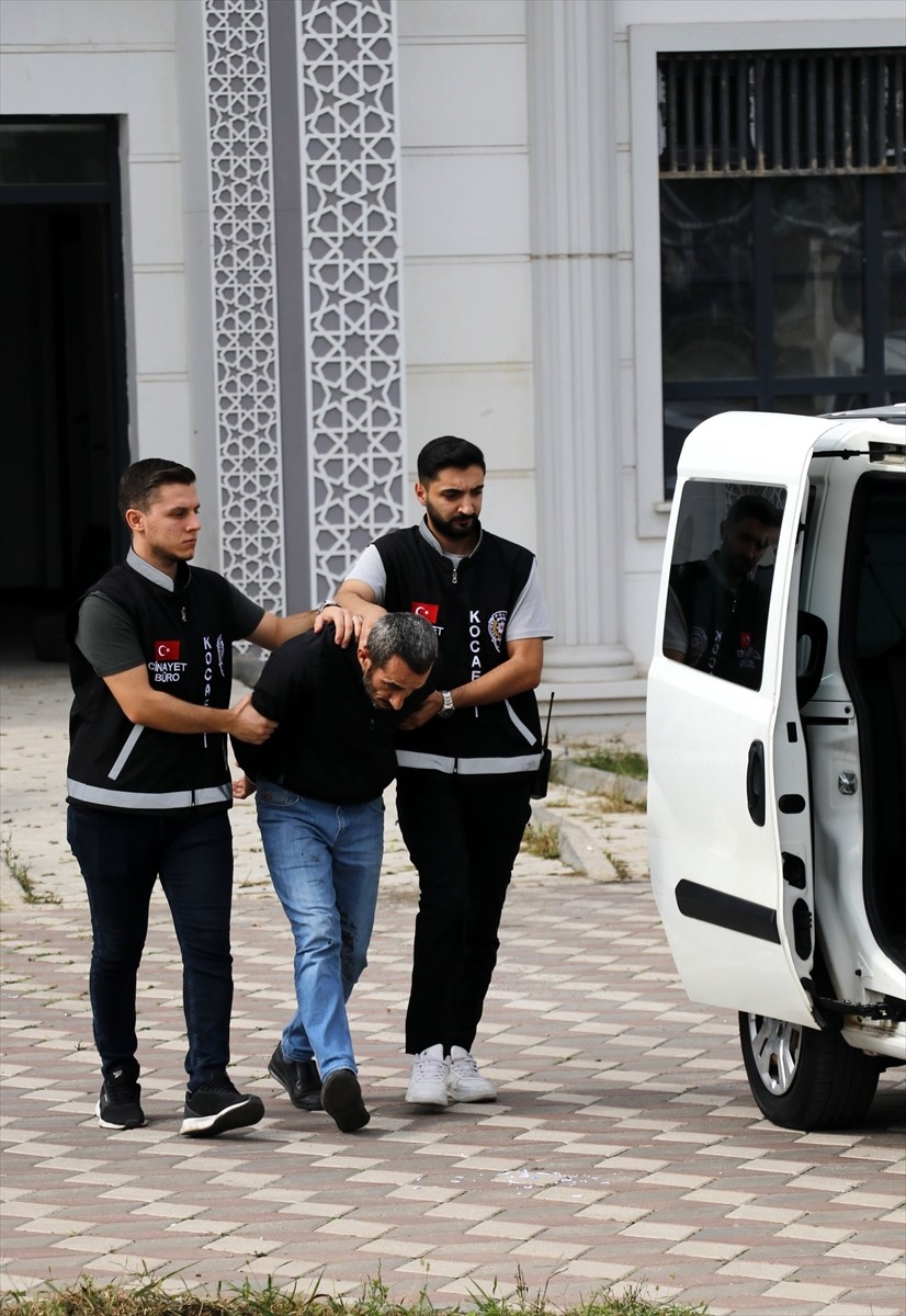 Kocaeli'nin Karamürsel ilçesinde, halk otobüsünde bir kişiyi bıçakla öldüren V.A, emniyetteki...