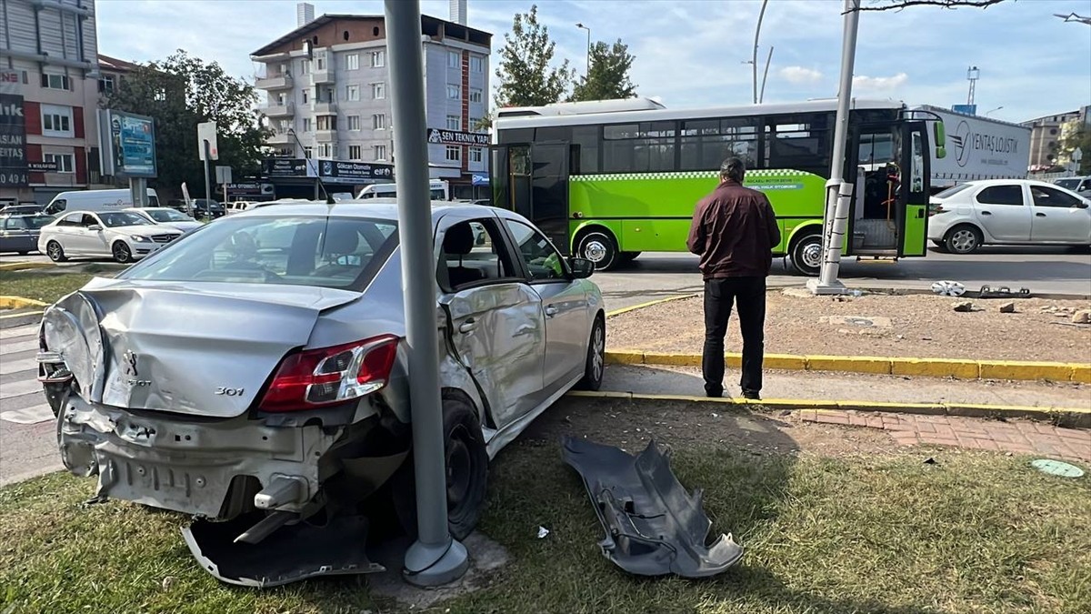 Kocaeli'nin Gebze ilçesinde halk otobüsü ile otomobilin çarpıştığı kazada 4 kişi...