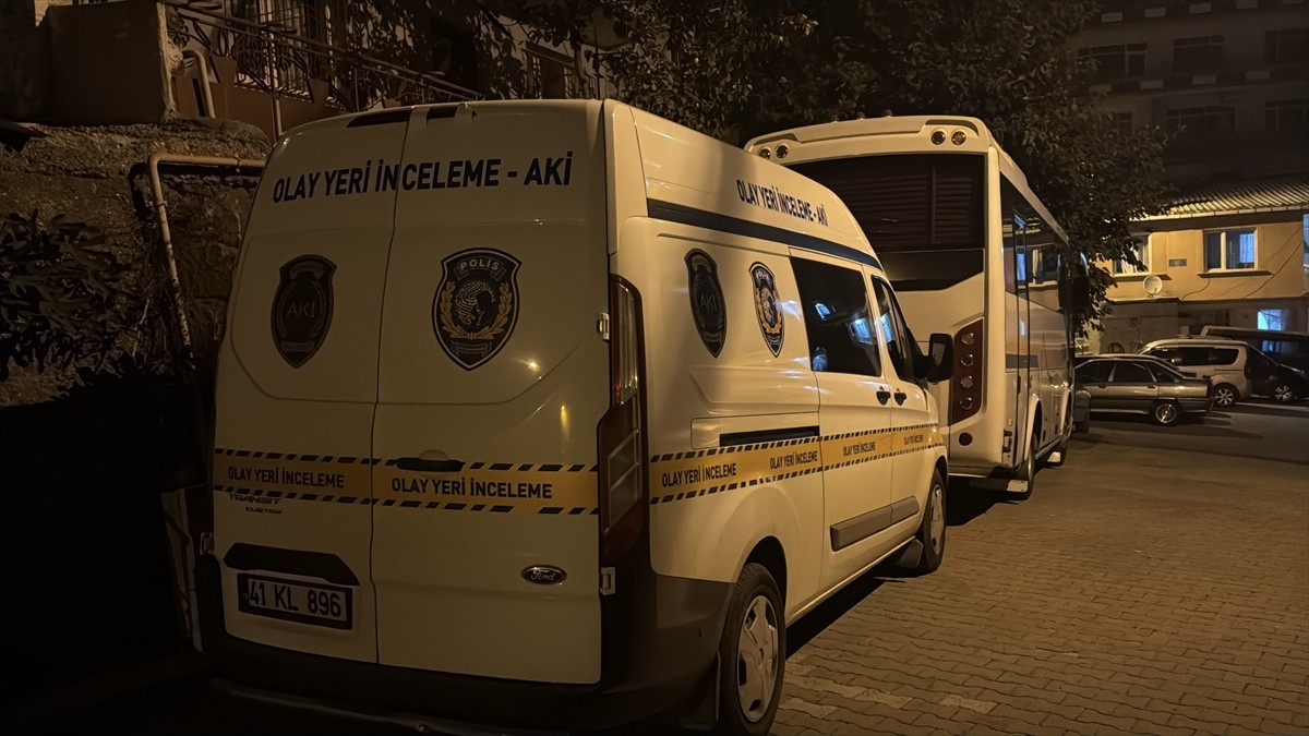 Kocaeli’nin İzmit ilçesinde çıkan silahlı kavgada 2 kişi yaralandı. İhbar üzerine bölgeye polis ve...