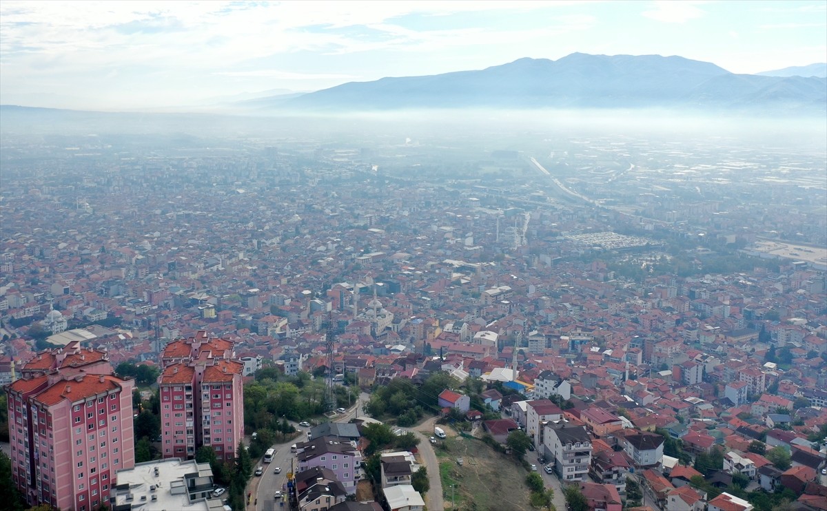 Kocaeli'de sis kentin bazı bölgelerinde etkili oldu. İzmit'in yüksek kesimlerinden bakıldığında...