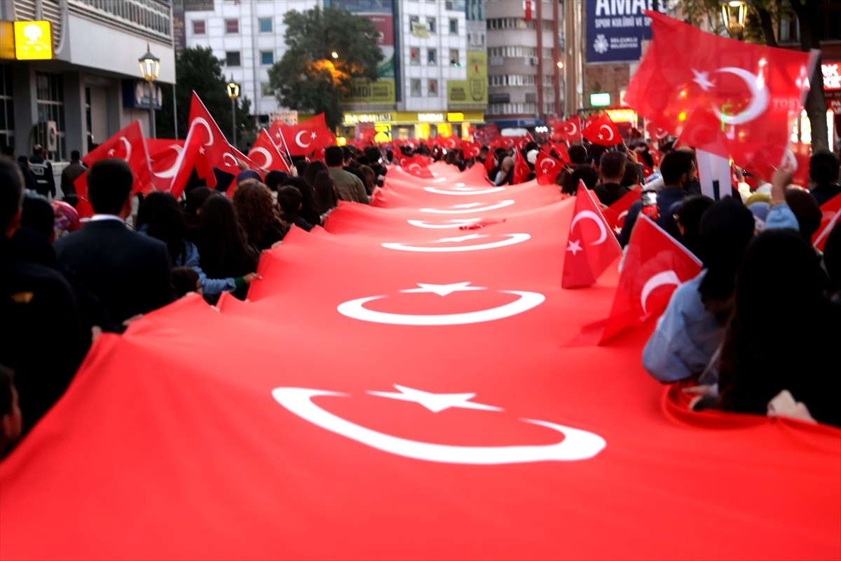  Konya'da, Cumhuriyet'in 101. yıl dönümü ve 29 Ekim Cumhuriyet Bayramı dolayısıyla fener alayı...