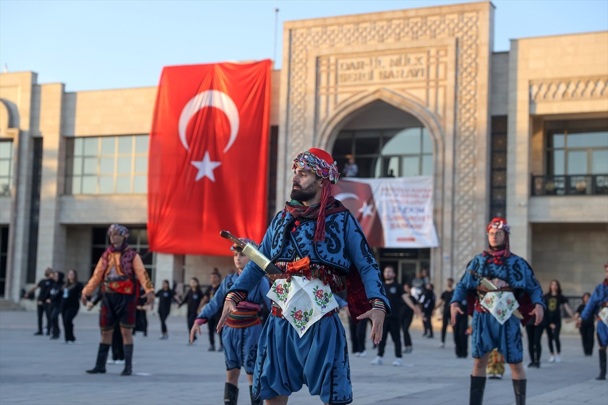 Konya'da, 29 Ekim Cumhuriyet Bayramı ve Cumhuriyet'in 101. yıl dönümü dolayısıyla 101 kişi zeybek...