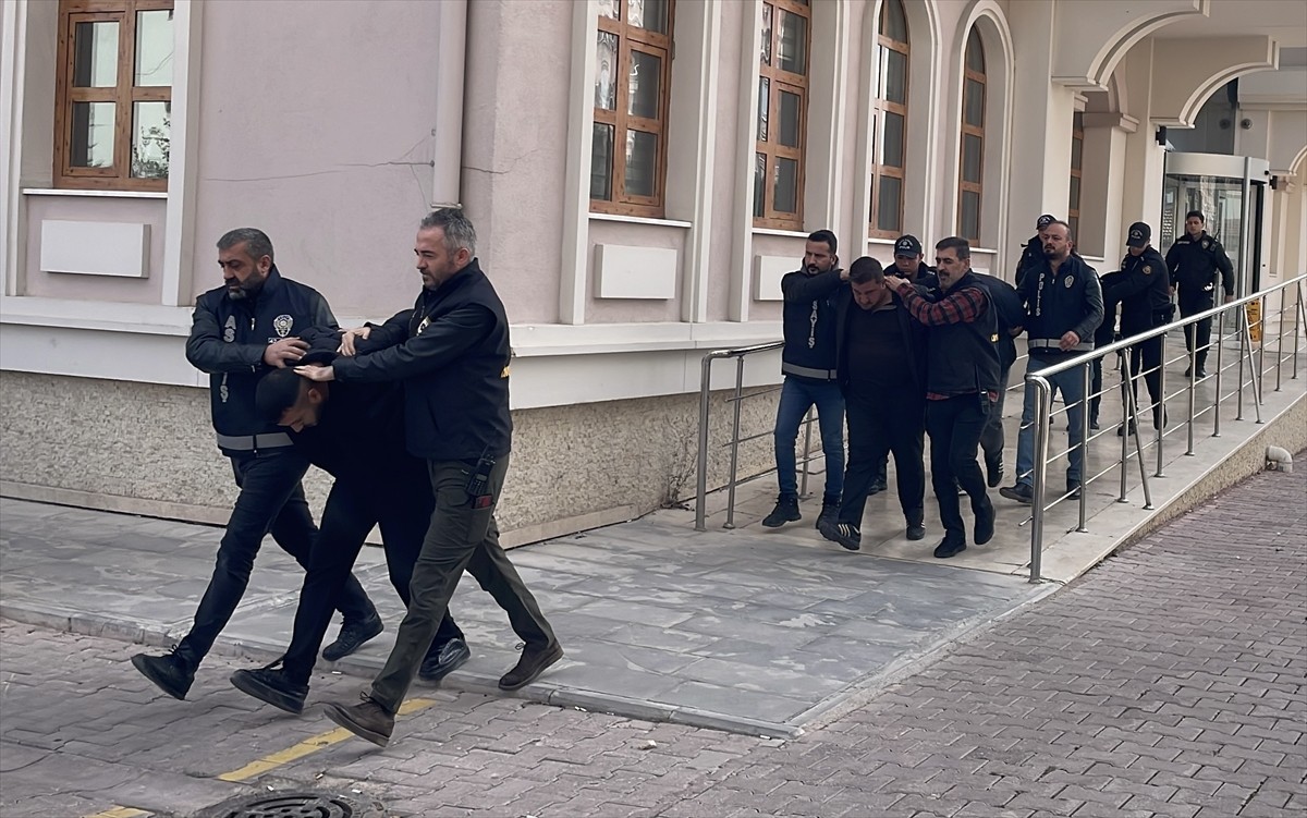 Konya'nın Meram ilçesinde, trafikte tartıştığı kişiyi bıçakla öldüren zanlı ile ona yardım eden 8...